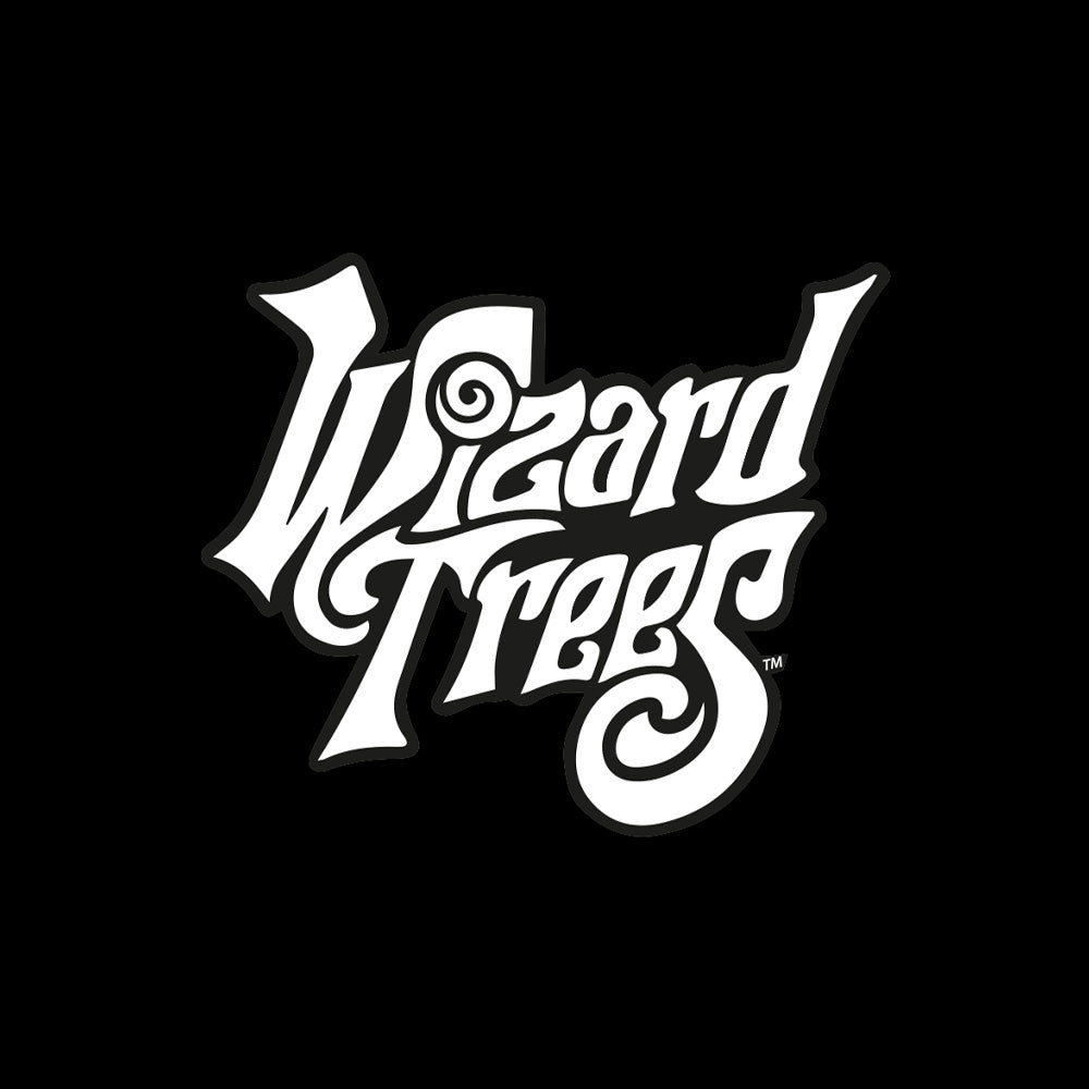 Weißer stilisierter Text "Wizard Trees" mit wirbelnden, verspielten Buchstaben auf schwarzem Hintergrund.