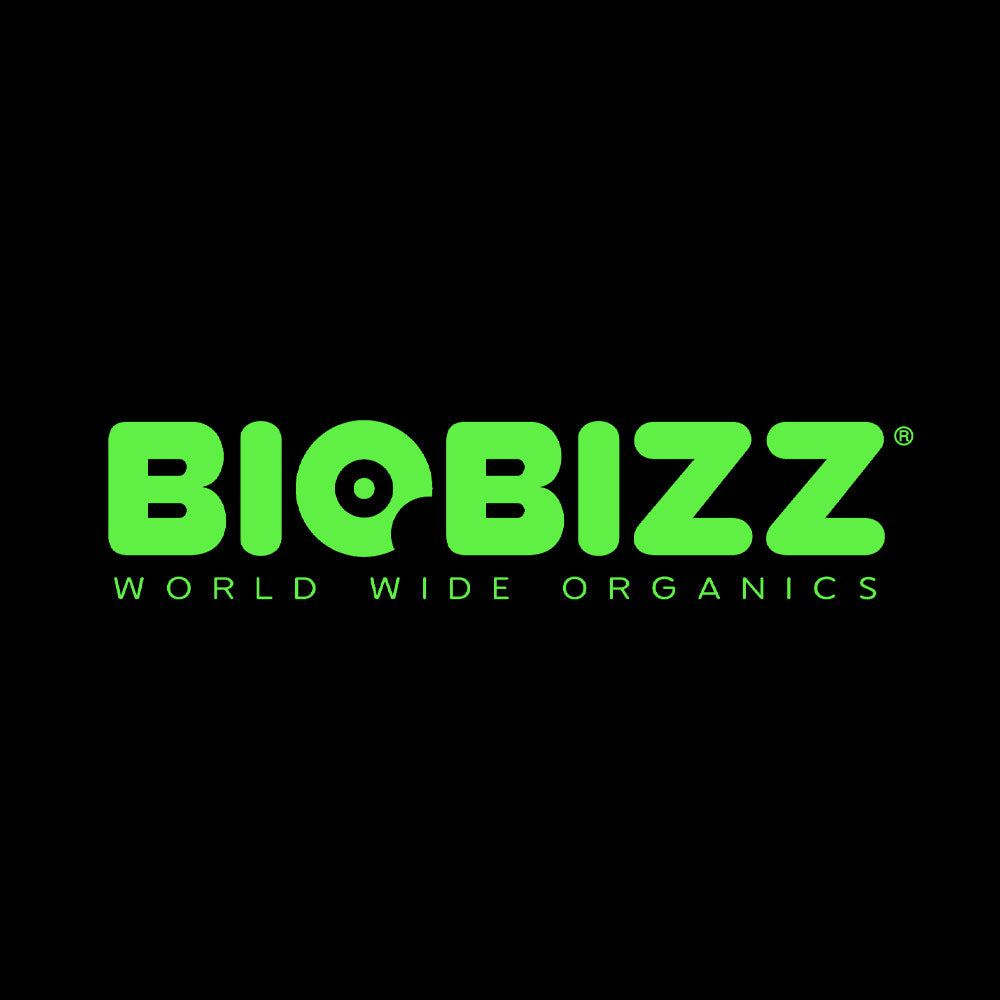 Hellgrünes BIOBIZZ-Logo mit der Tagline WORLD WIDE ORGANICS in kleinerem grünen Text darunter, alles auf schwarzem Hintergrund.
