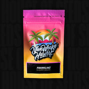 Farbenfroher Nine Weeks Harvest Beutel Franklinz mit Palmen und Sonne, Aufschrift Caliqueso x Azúcar