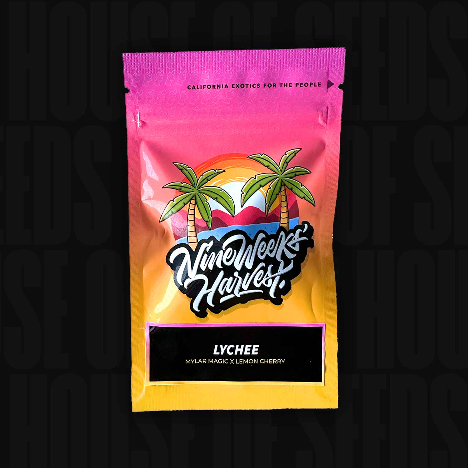 Ein lebhaftes Nine Weeks Harvest Lychee Pack mit Palmen und einem Sonnenuntergang auf schwarzem Hintergrund.