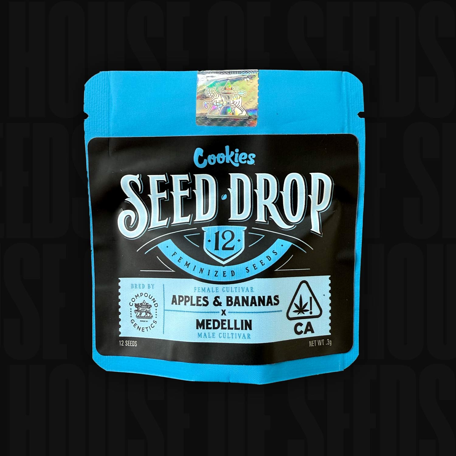 Ein blau-schwarzer Beutel mit der Aufschrift Compound Genetics Medellin x Apples n Bananas 12 feminisierte Samen.