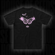 Doja T-Shirt Butterfly Purple von Doja mit rosafarbener Schmetterlingsgrafik und dezentem Text mit Splatter-Rücken-Design.