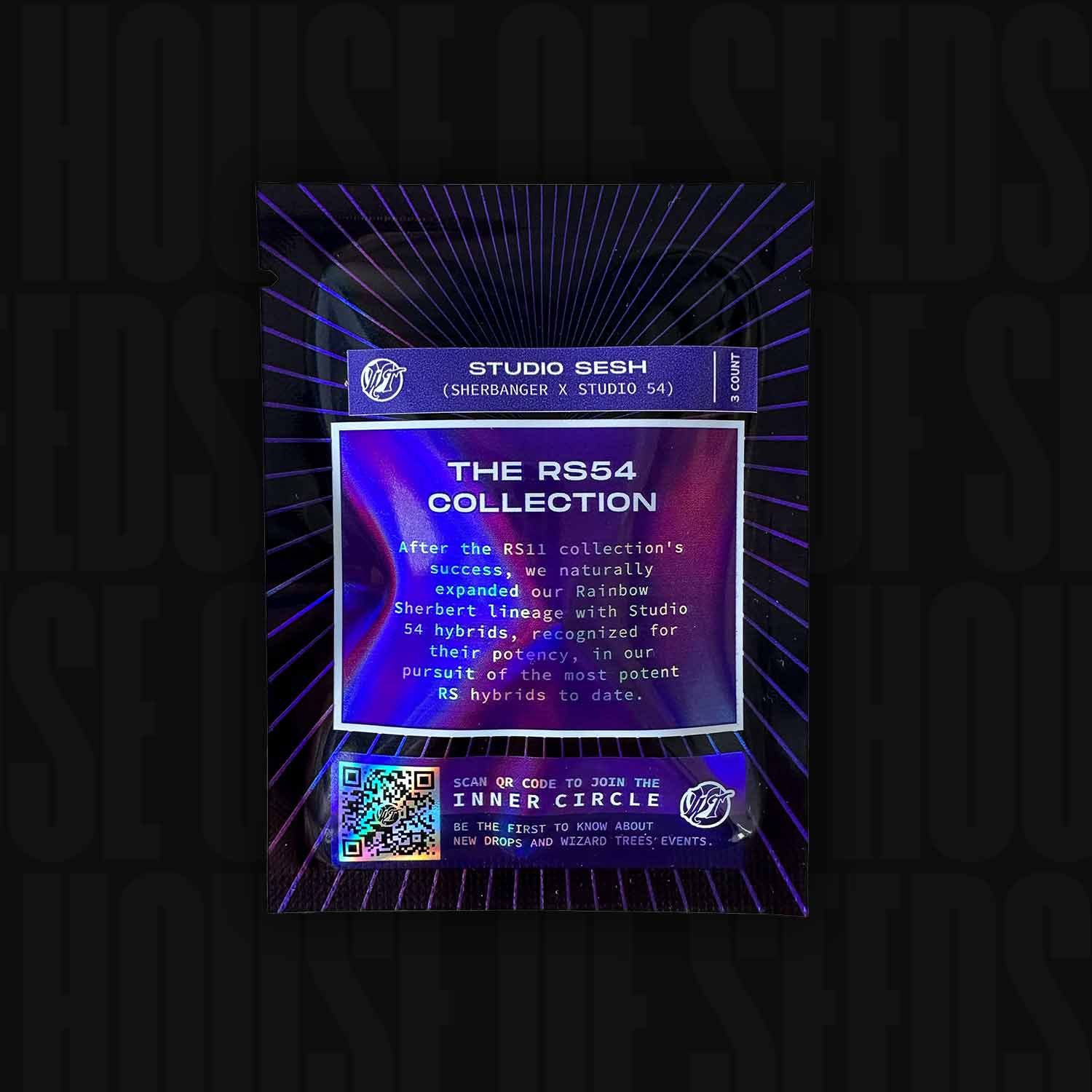 Lila Karte mit weißem Text, der für Studio Sesh wirbt, und einem QR-Code auf einem dunklen Wizard Trees Hintergrund.